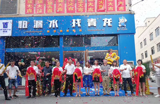 青龍家裝防水一日連開兩店，體驗店達(dá)140家